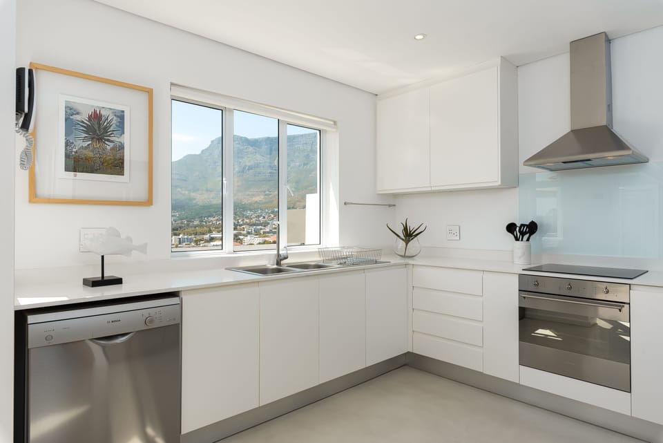 Grand House, 2 Bedrooms | Private kitchen | Full-size fridge, microwave, oven, stovetop