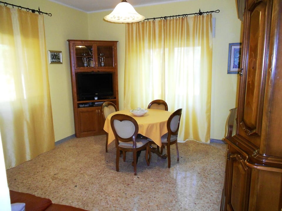Apartment, 2 Bedrooms | In-room dining