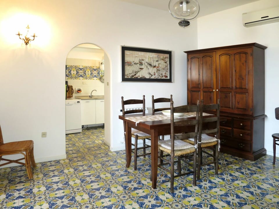 Room, Furniture, Property, Interior Design, Building, Ceiling, Floor, Dining Room, Table, Wall
