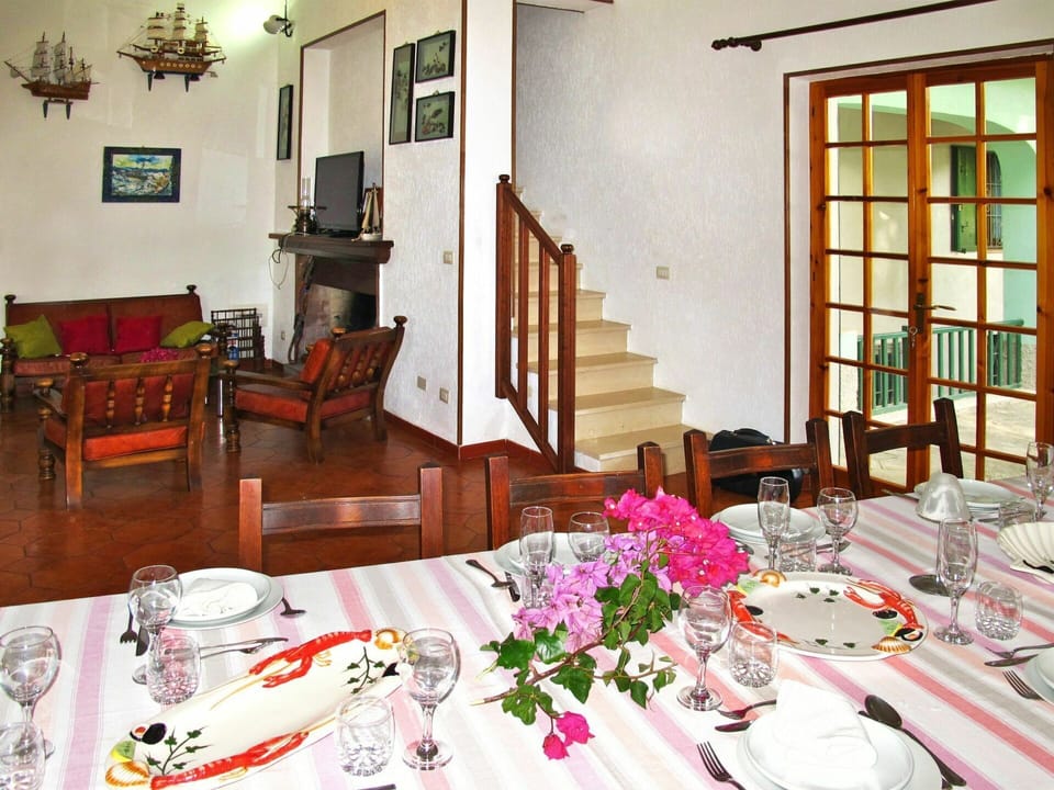 Table, Tableware, Furniture, Property, Picture Frame, Building, Flower, Chair, Plant, Tablecloth