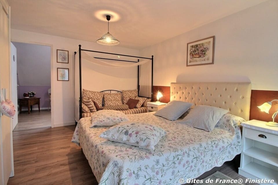 Standard Double Room (Après la pluie) | Individually decorated, individually furnished, desk, iron/ironing board