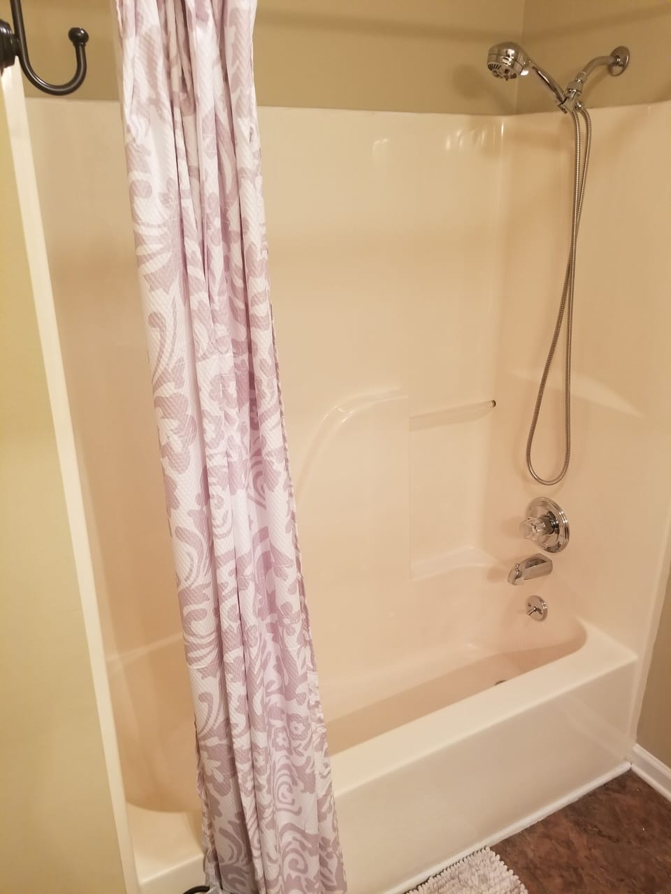 Full Bathroom, bath/shower combination