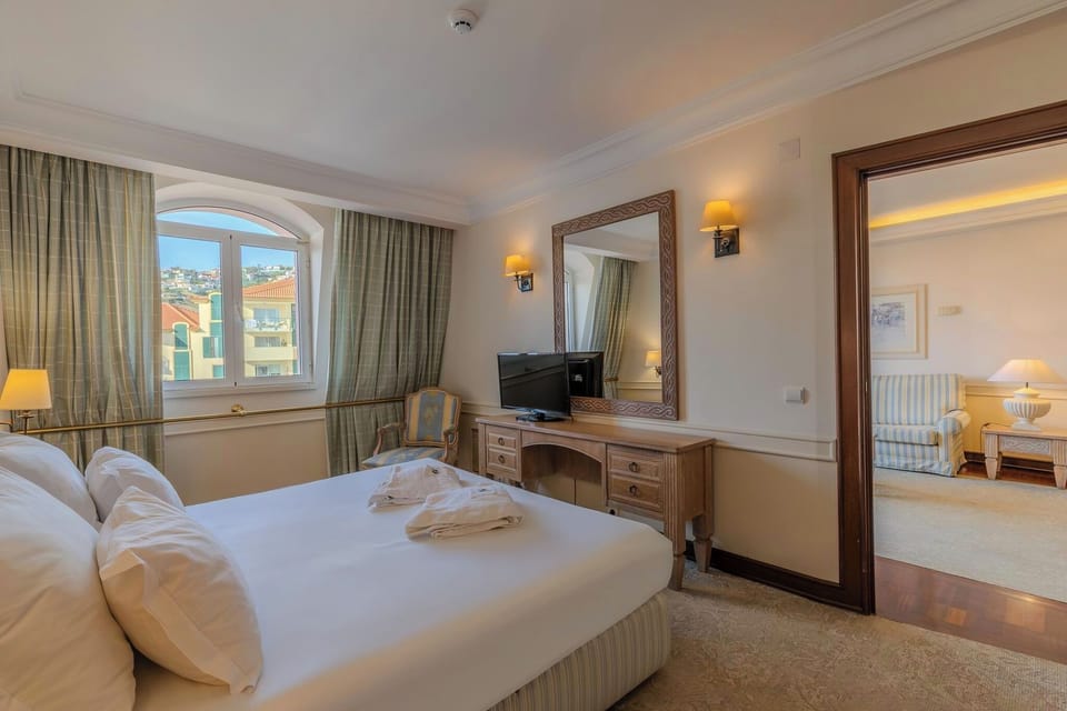 Standard Suite, Balcony | In-room safe, blackout drapes, soundproofing, bed sheets