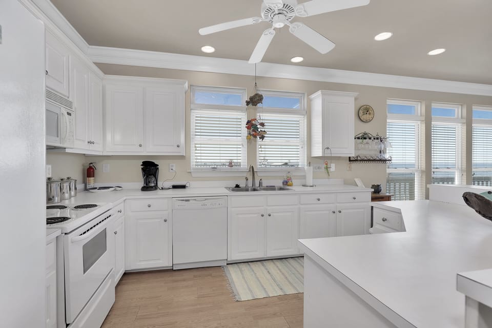 16 TraMarLis Kitchen Bayview.jpg