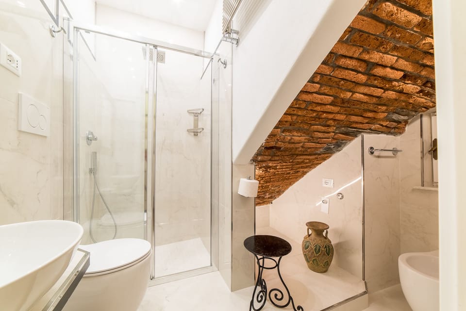 Shower, rainfall showerhead, free toiletries, hair dryer