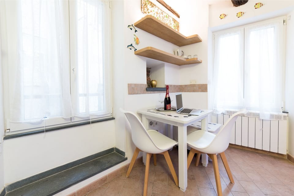 Deluxe Double Room | Hypo-allergenic bedding, in-room safe, desk, laptop workspace