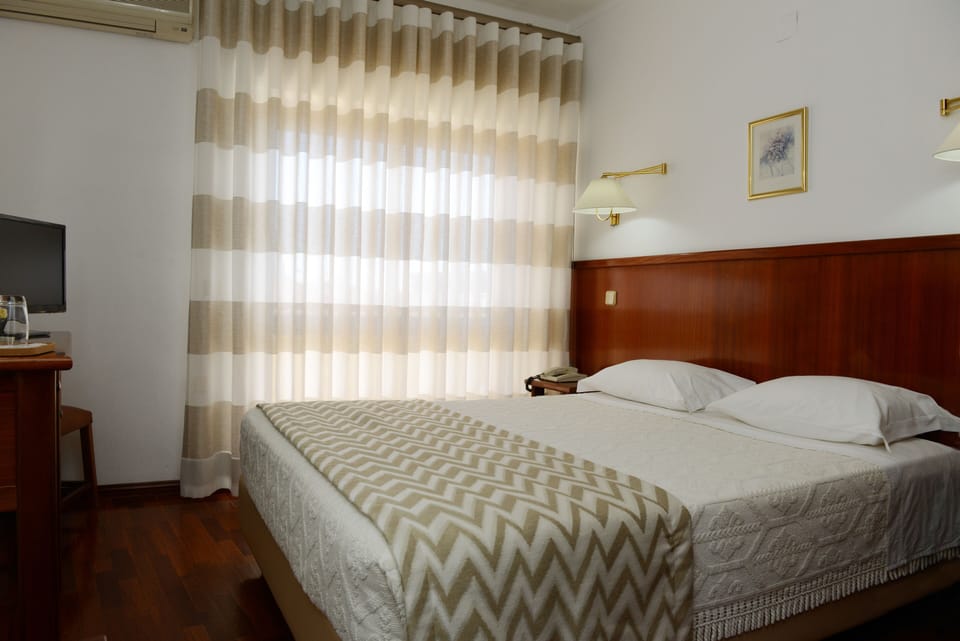 Double Room, Non Smoking | Cribs/infant beds, free WiFi, bed sheets