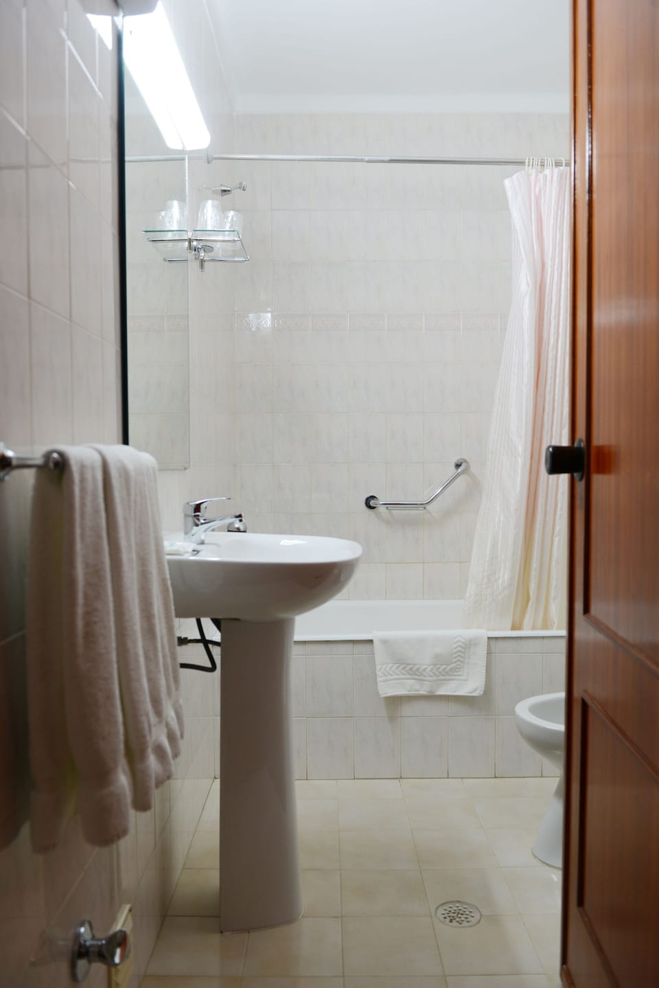 Triple Room, 3 Twin Beds, Non Smoking | Bathroom | Shower, towels