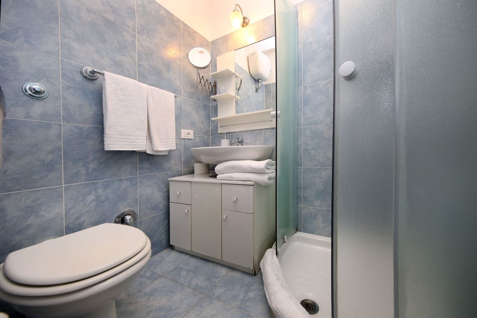 Double Room | Bathroom | Shower, free toiletries, bidet, towels