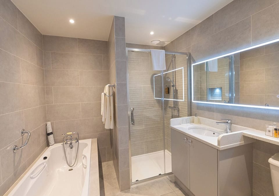 Deluxe Double Room Ensuite with Bath Garden View (Room 1) | Bathroom | Shower, designer toiletries, soap, shampoo