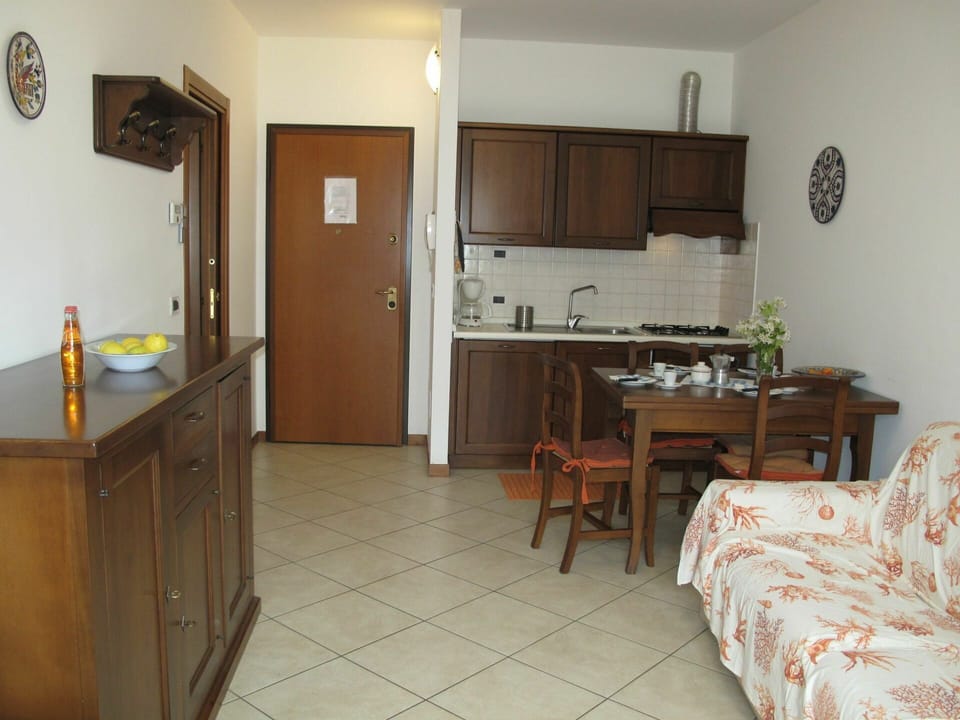 Room, Property, Floor, Furniture, Building, Interior Design, House, Real Estate, Kitchen, Flooring