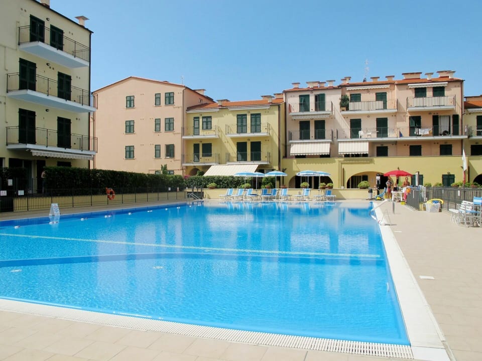 Water, Building, Window, Property, Daytime, Sky, Swimming Pool, Plant, Azure, House