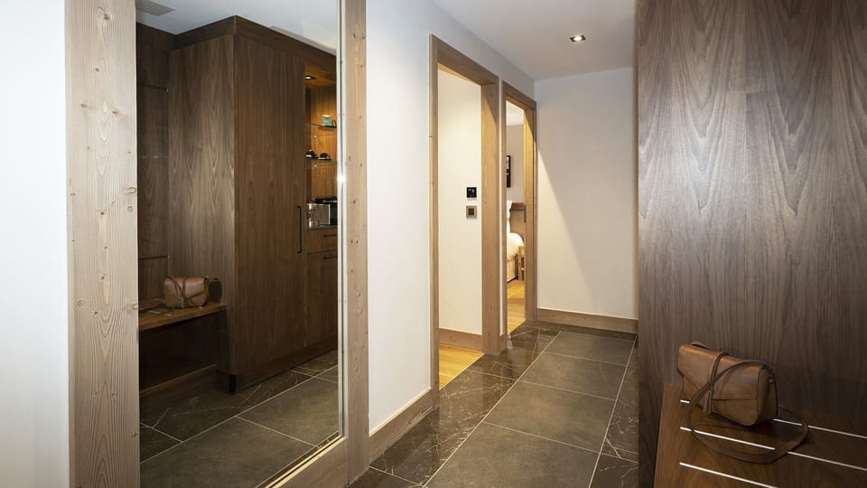 Junior Suite | Living area | 30-inch flat-screen TV with satellite channels, TV