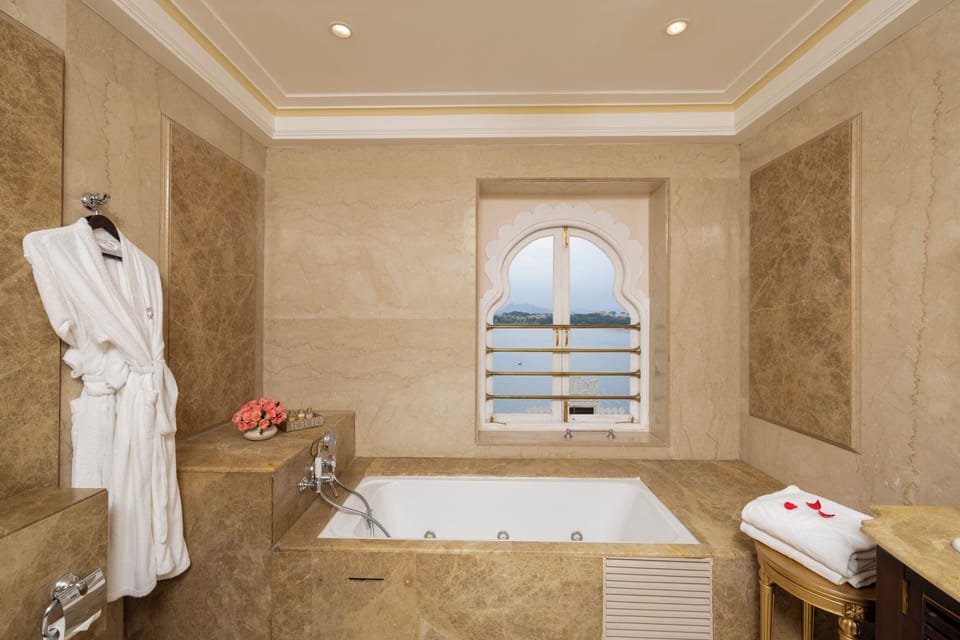 Royal Suite Lake View | Bathroom | Combined shower/tub, jetted tub, free toiletries, hair dryer
