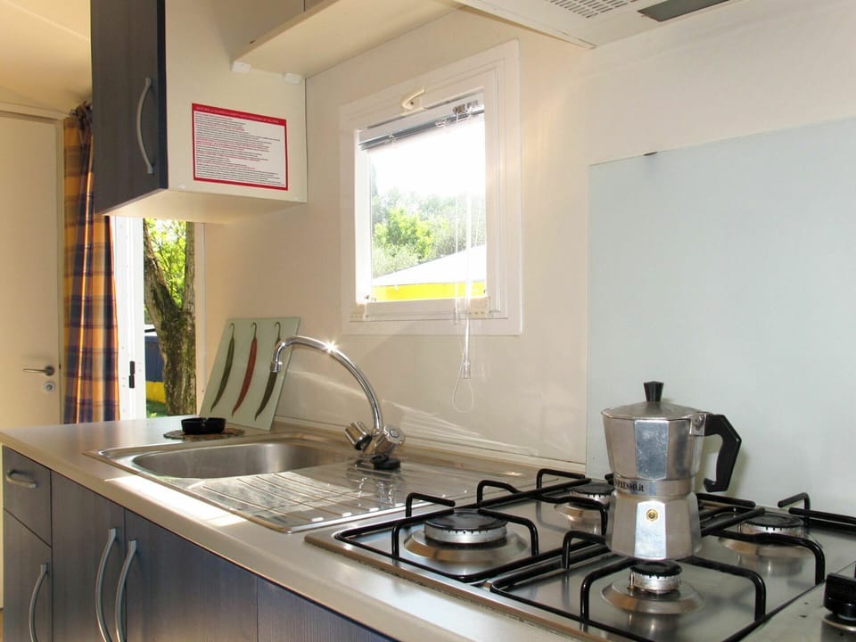 Kitchen Sink, Sink, Tap, Property, Countertop, Window, Kitchen Appliance, Kitchen, Plumbing Fixture, Cabinetry
