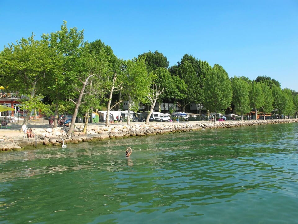 Water, Sky, Water Resources, Tree, Plant, Lake, Coastal And Oceanic Landforms, Watercourse, Bank, Leisure