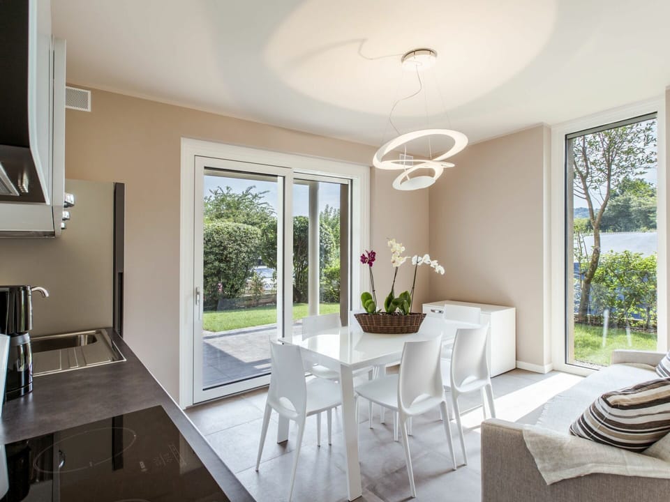 Property, Room, White, Interior Design, Furniture, Dining Room, Building, House, Floor, Table