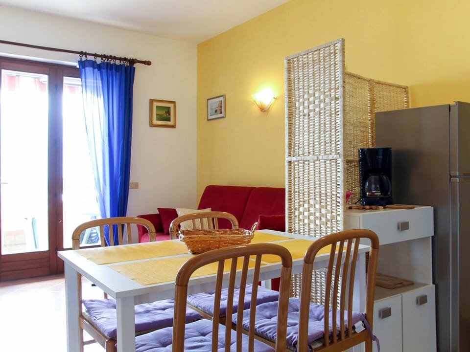Room, Interior Design, Wood, Yellow, Property, Floor, Table, Flooring, Interior Design, Window Treatment
