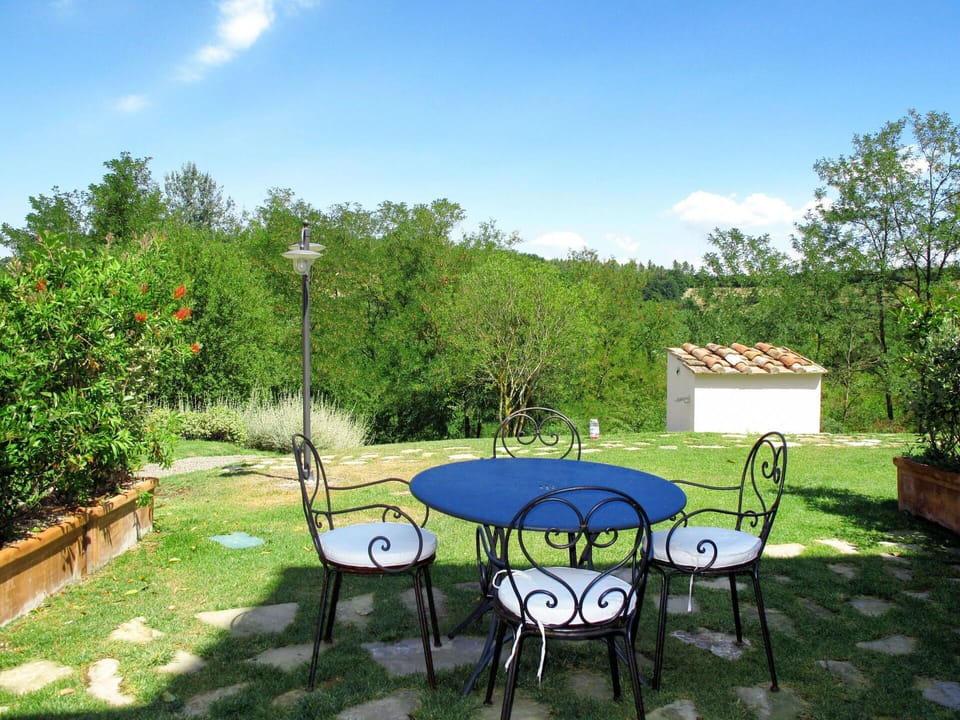 Property, Real Estate, Backyard, Yard, Natural Landscape, House, Garden, Tree, Cottage, Grass
