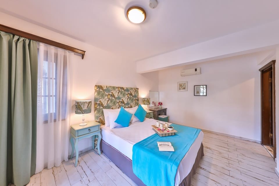 Economy Room | Hypo-allergenic bedding available, minibar, in-room safe, WiFi (free)