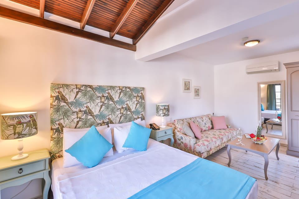 Deluxe Room, Pool View | Hypo-allergenic bedding available, minibar, in-room safe, WiFi (free)