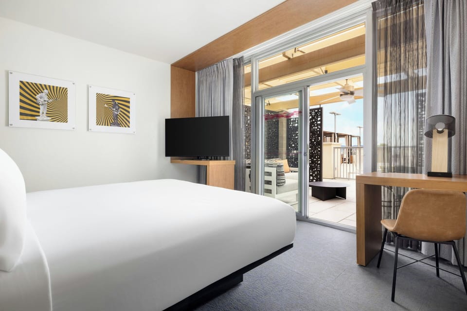 aloft, Traditional Room, 1 King Bed, Mountain View, Poolside | Pool | Outdoor pool