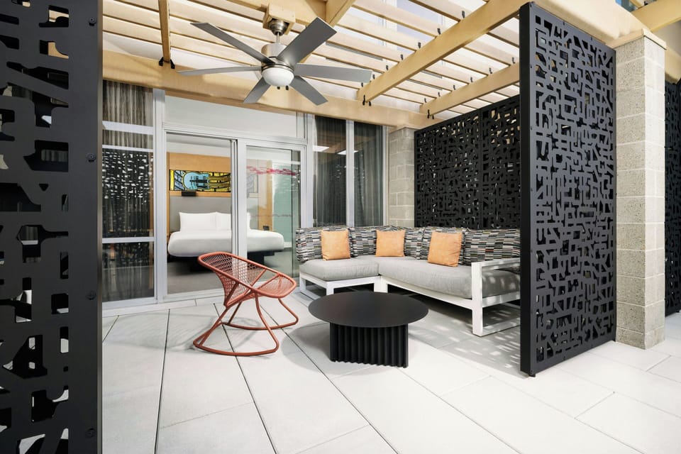 aloft, Traditional Room, 1 King Bed, Mountain View, Poolside | Premium bedding, in-room safe, desk, iron/ironing board