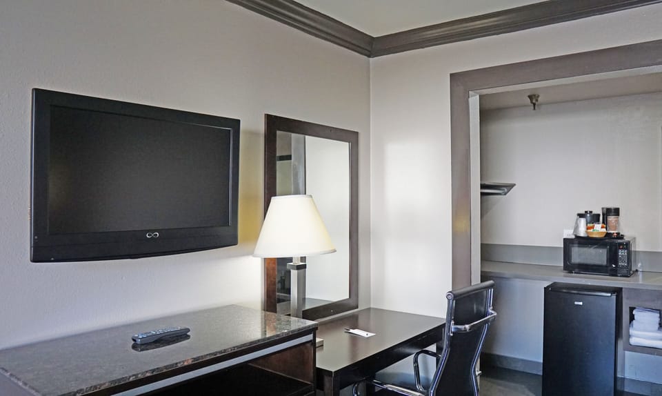Desk, iron/ironing board, free WiFi, wheelchair access
