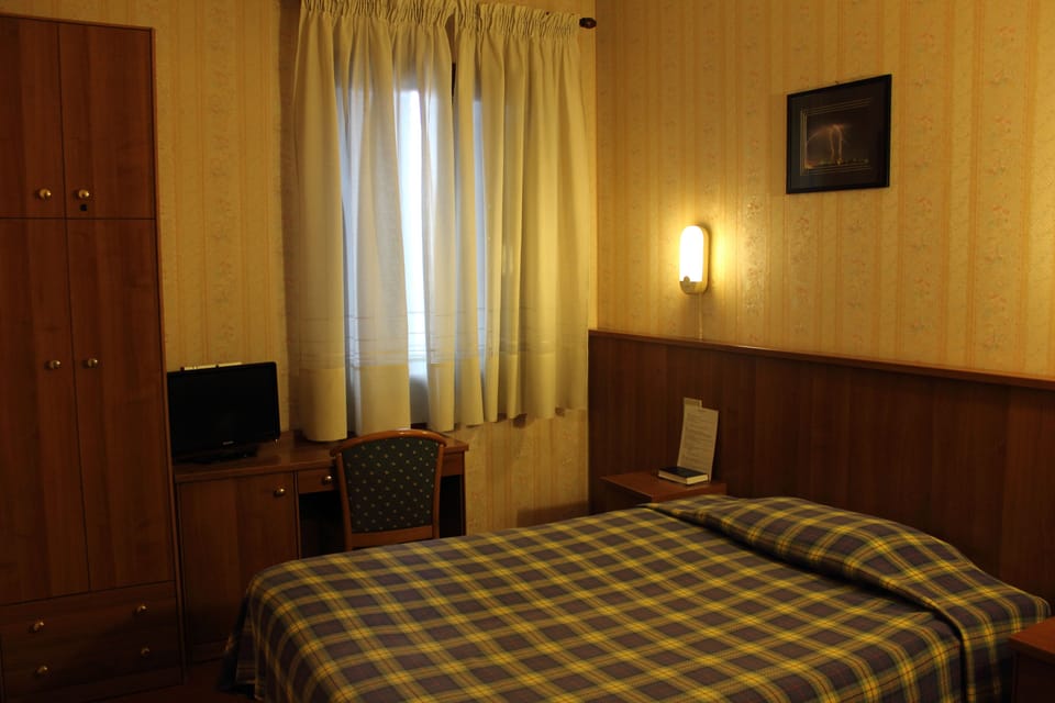 Single Room with French bed | Desk, soundproofing, free WiFi