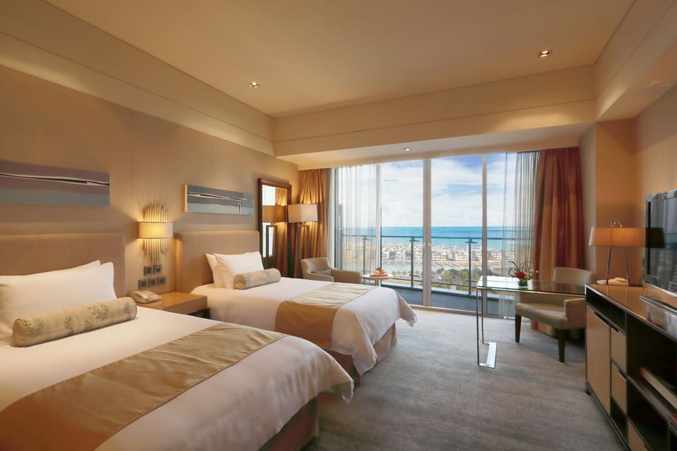 Deluxe Seaview Twin Room | Minibar, in-room safe, desk, soundproofing