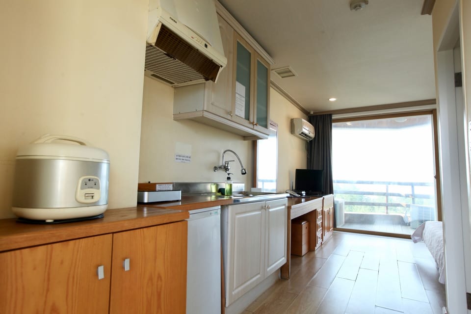 Room (10py, Condo type) | Private kitchenette | Fridge