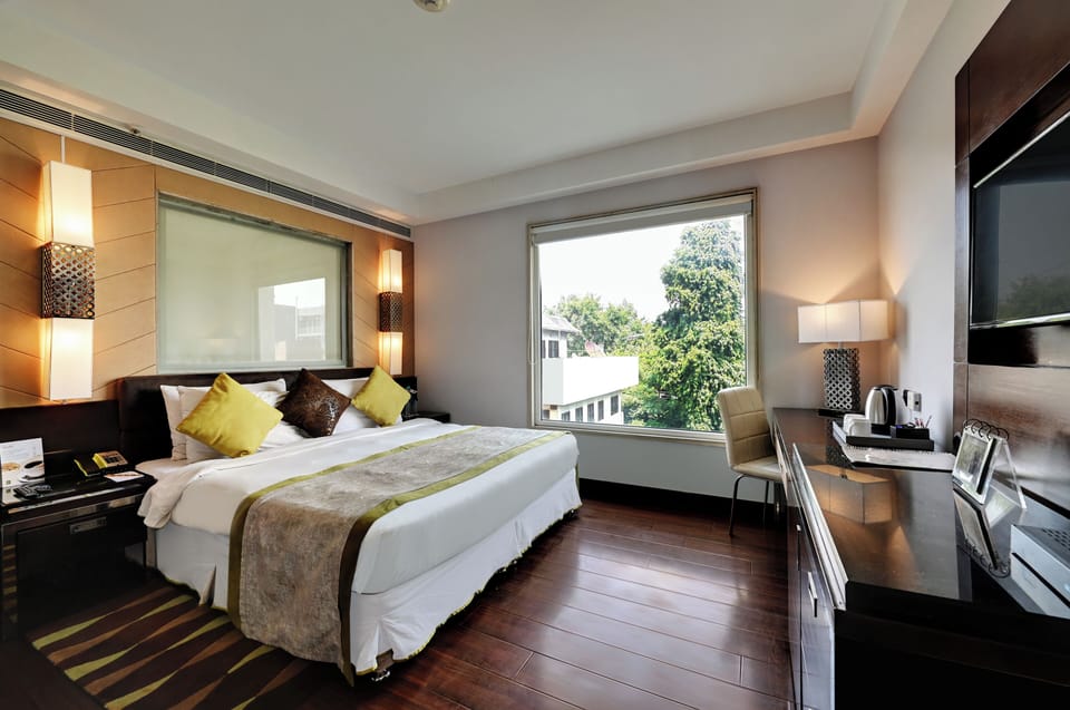 Executive Room | Minibar, in-room safe, desk, soundproofing