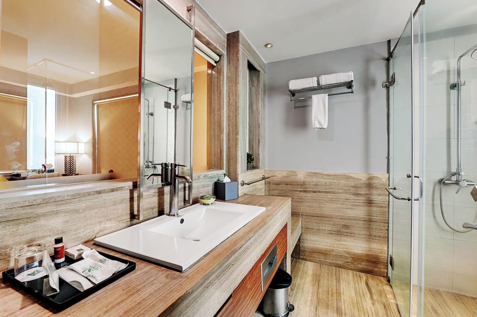 Junior Studio | Bathroom | Combined shower/tub, rainfall showerhead, free toiletries, hair dryer