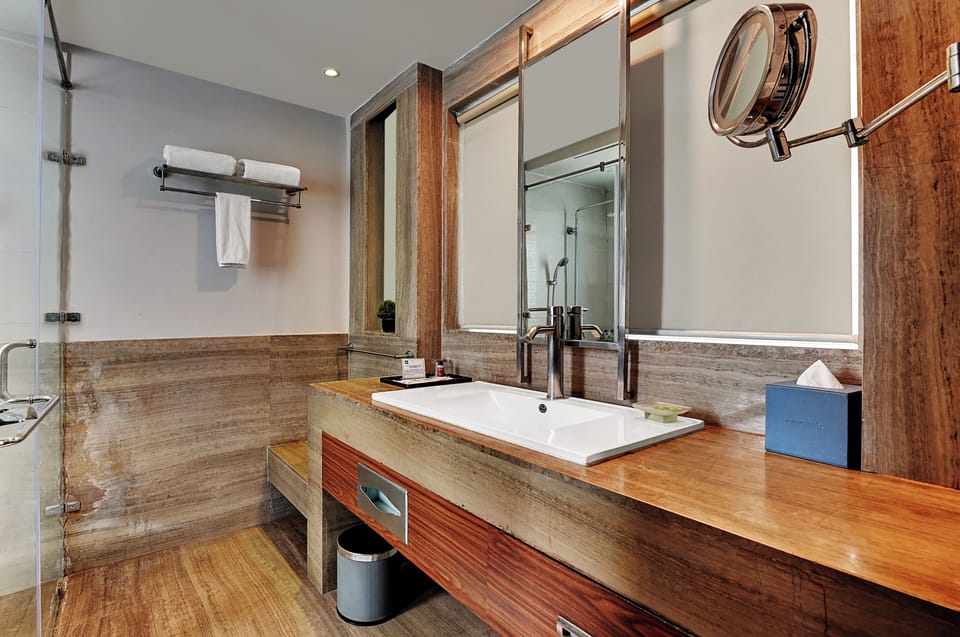 Executive Room | Bathroom | Combined shower/tub, rainfall showerhead, free toiletries, hair dryer