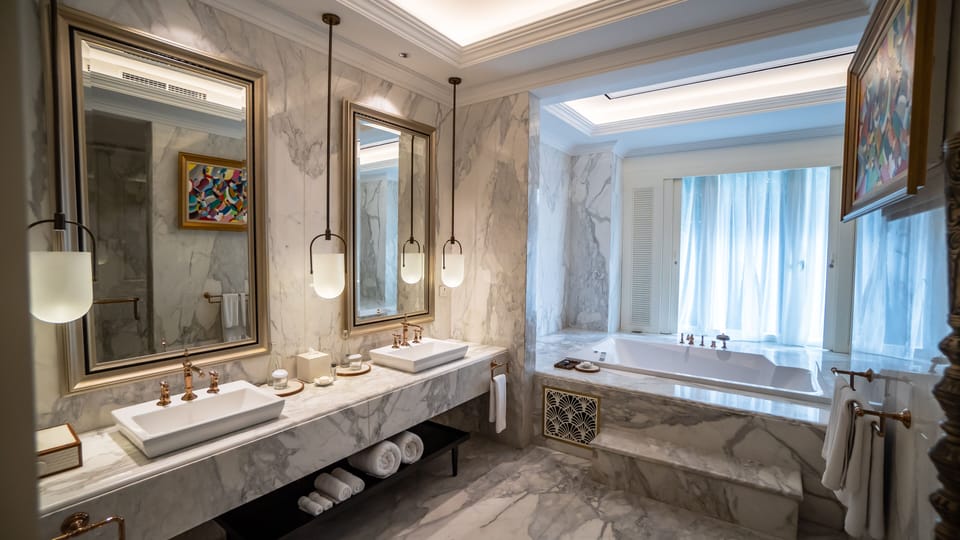 Classic Room, 1 Twin Bed, Club Lounge Access (Classica) | Bathroom | Separate tub and shower, deep soaking tub, free toiletries, hair dryer