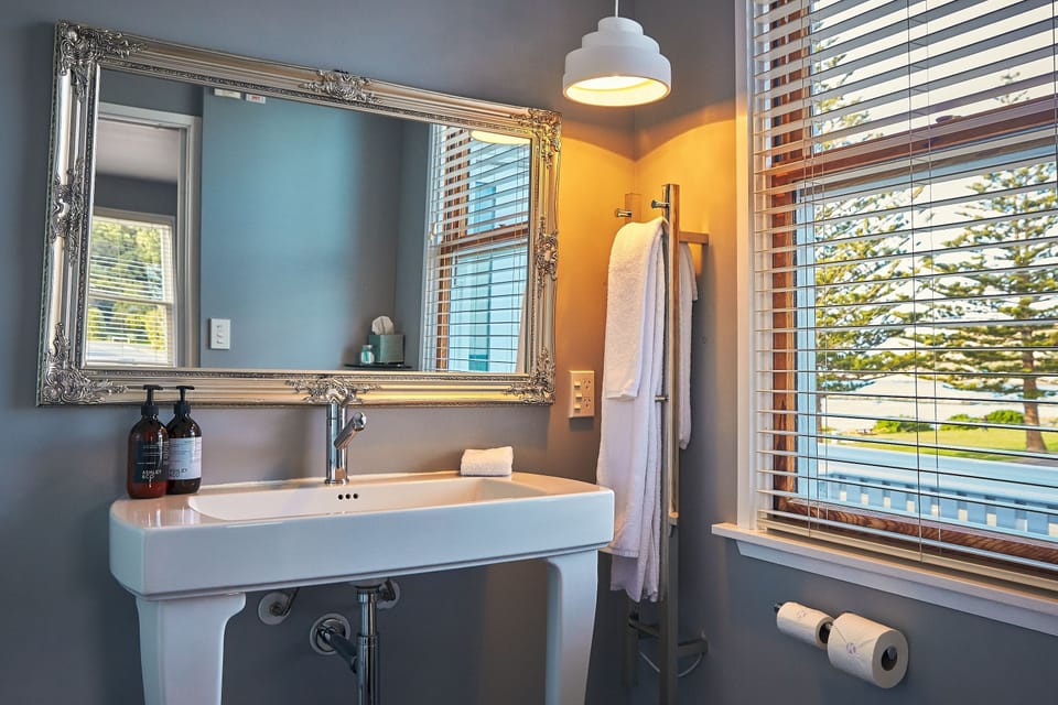 WaterVIEW Balcony | Premium bedding, pillowtop beds, WiFi (free), bed sheets