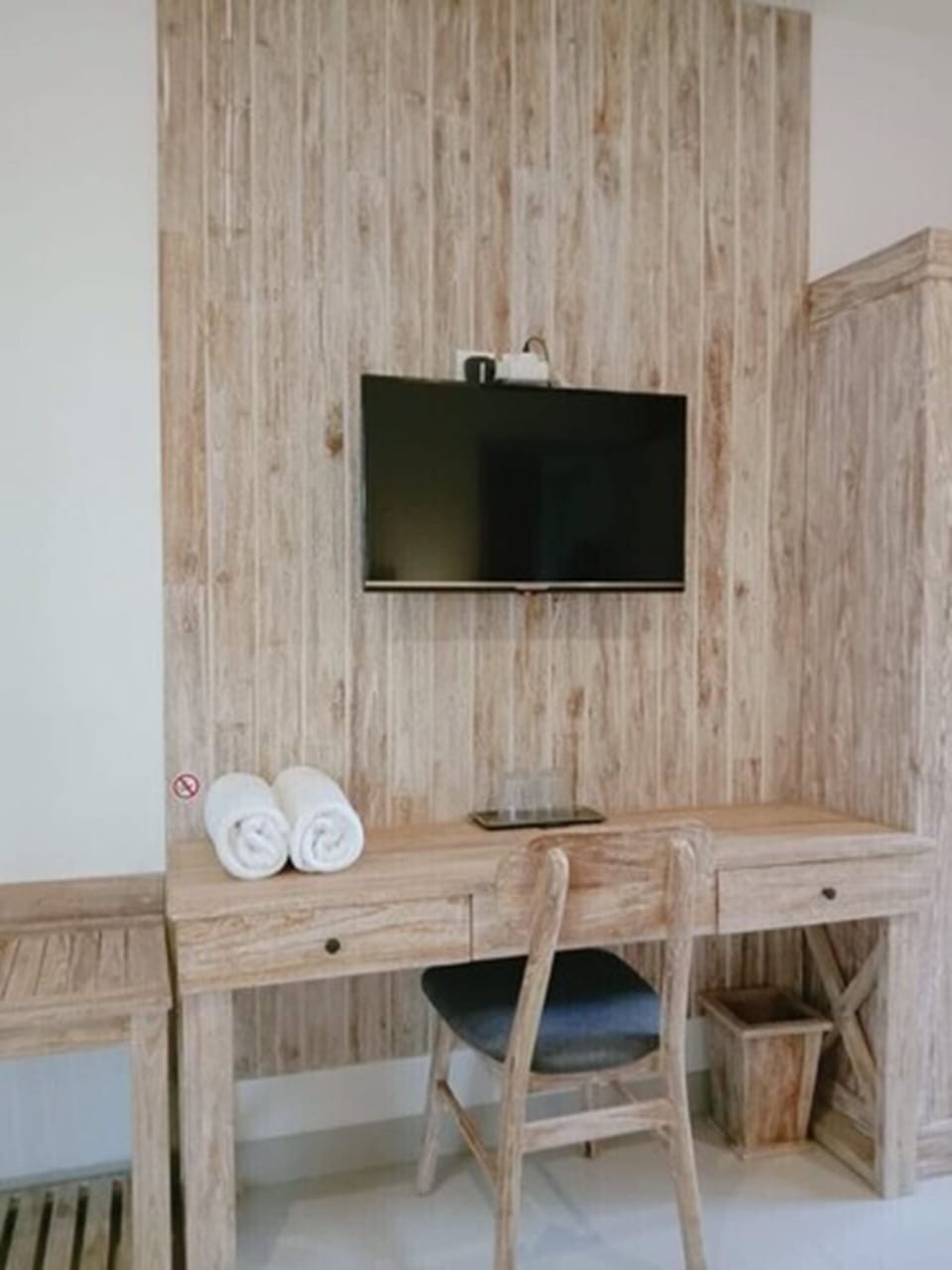 Deluxe Double Room | Television