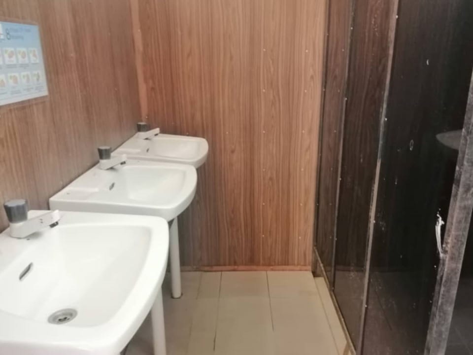 Shower, rainfall showerhead, free toiletries, bidet