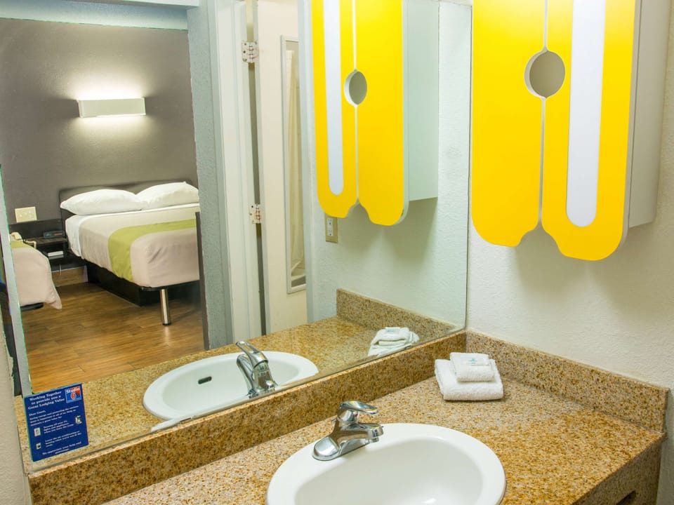 Combined shower/tub, deep soaking tub, towels