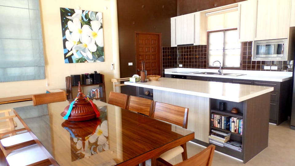 Villa, 3 Bedrooms, Non Smoking, Kitchen | Private kitchen | Full-size fridge, microwave, oven, stovetop
