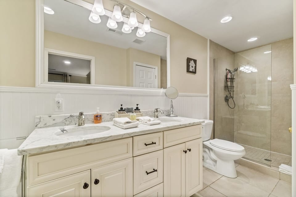 Primary Bathroom, Main Level