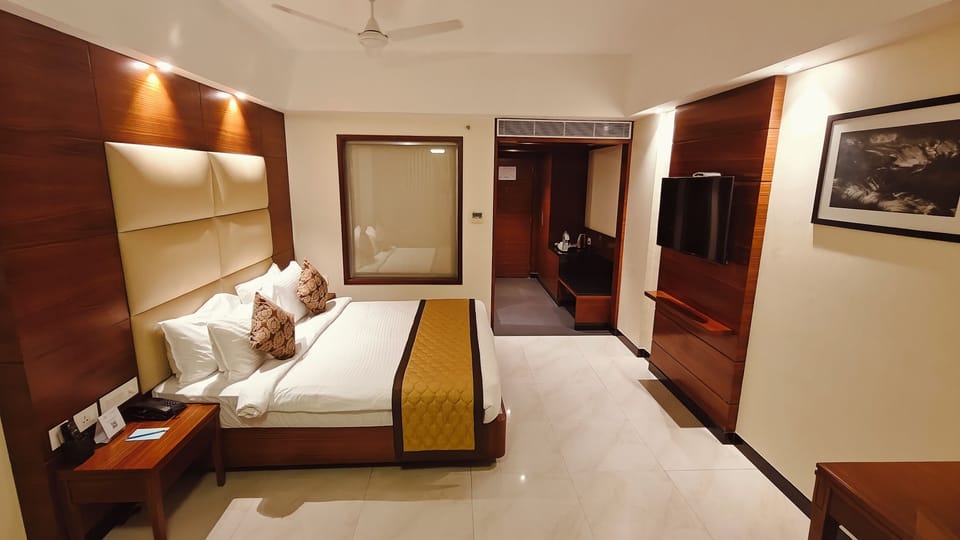 Luxury Room | Egyptian cotton sheets, premium bedding, down comforters, pillowtop beds
