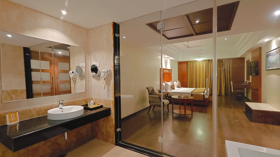 Presidential Suite | Bathroom | Shower, rainfall showerhead, free toiletries, hair dryer