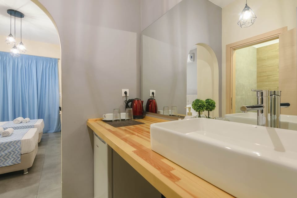 Triple Room, City View | Bathroom sink