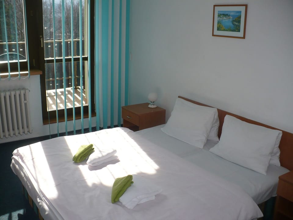 Double Room, Balcony | Desk, bed sheets