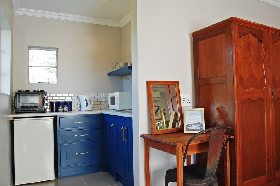 Room (Blue) | Private kitchenette | Mini-fridge, microwave, oven, stovetop