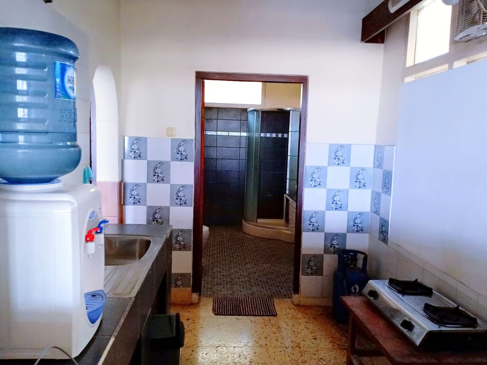Bungalow KT | Bathroom | Shower, towels, soap, shampoo