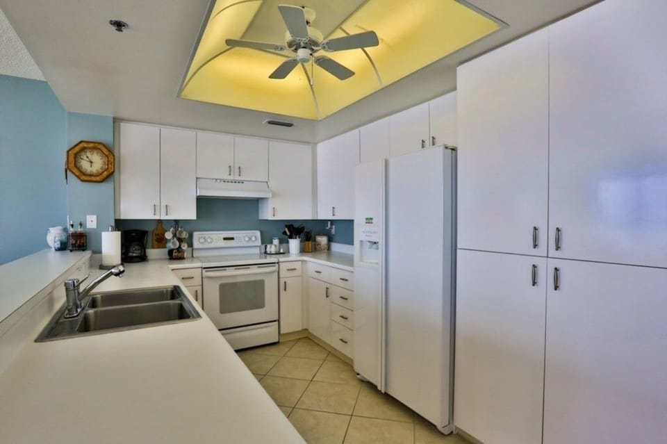 Condo, 3 Bedrooms | Private kitchen | Highchair