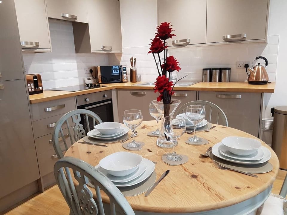 City Apartment, 2 Bedrooms, Non Smoking, River View | Private kitchen | Full-size fridge, microwave, oven, stovetop