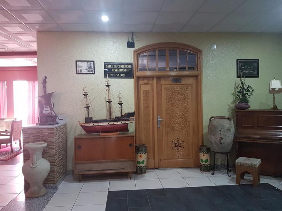 Lobby lounge